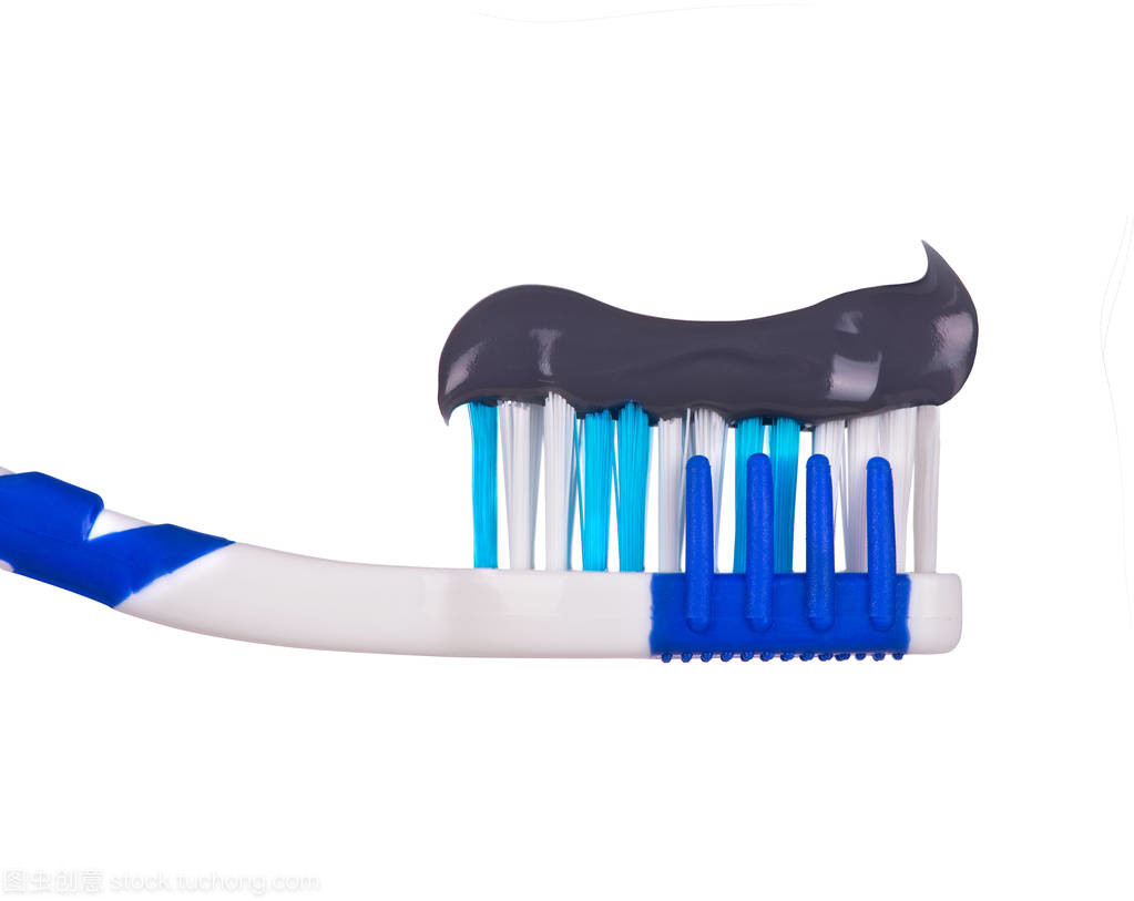 黑與白的對(duì)話 一支孤立白牙刷上的黑牙膏